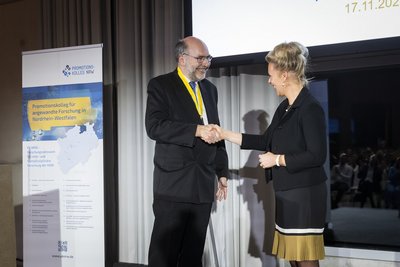 Ministerin Brandes gratuliert Prof. Dr. Sternberg