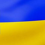 Flagge der Ukraine mit dem Schriftzug "Stand with Ukraine"