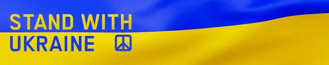 Flagge der Ukraine mit dem Schriftzug "Stand with Ukraine"