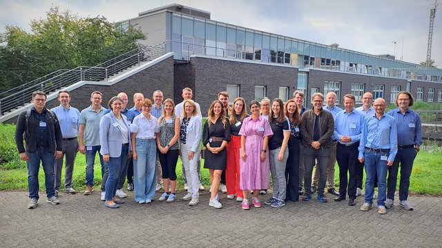 Gruppenfoto der Klausurtagung Unternehmen und Märkte. Draußen vor dem Hochschulgebäude.