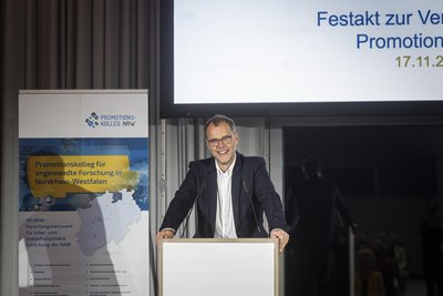 Prof. Dr. Bernd Kriegesmann hält seine Rede