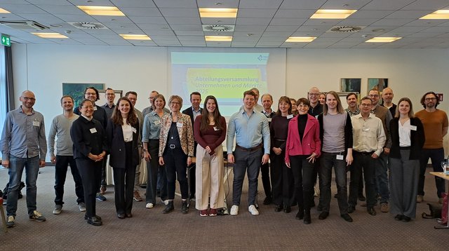 Gruppenfoto der Teilnehmenden der Abteilungsversammlung im Tagungsraum
