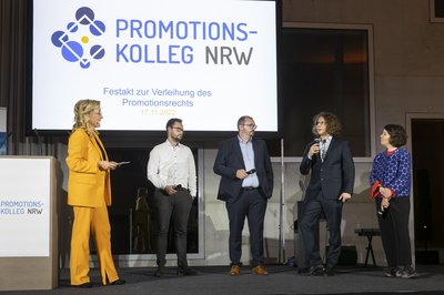Alumni und Promovierende im Gespräch mit der Moderatorin