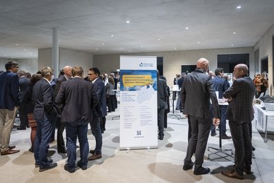 Gäste im Gespräch miteinander