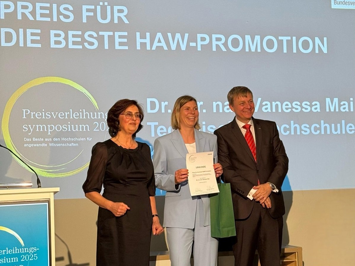 hlb-Preisträgerin Dr. Vanessa Mai nach der Überreichung der Urkunde durch Prof. Dr. phil. Olga Rösch (l.) und Prof. Dr.-Ing. Tobias Plessing (r.) (Bild: Privat/Vanessa Mai)