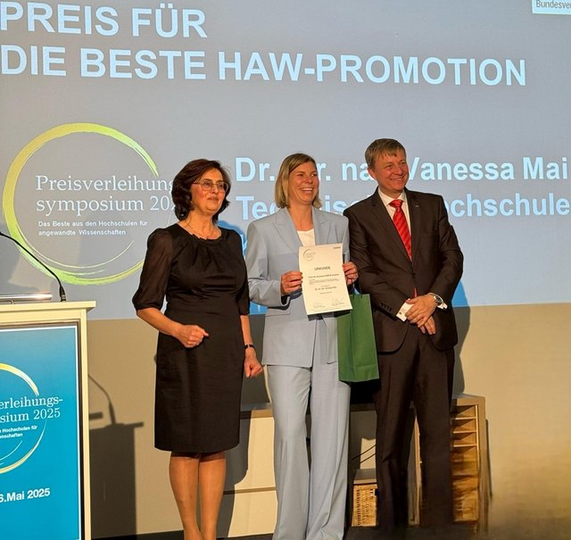 hlb-Preisträgerin Dr. Vanessa Mai nach der Überreichung der Urkunde durch Prof. Dr. phil. Olga Rösch (l.) und Prof. Dr.-Ing. Tobias Plessing (r.) (Bild: Privat/Vanessa Mai)