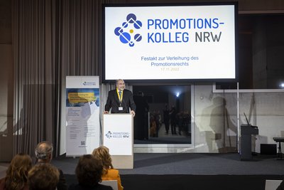 Prof. Dr. Martin Sternberg begrüßt die Gäste