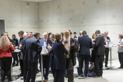 Gäste unterhalten sich in Gruppen